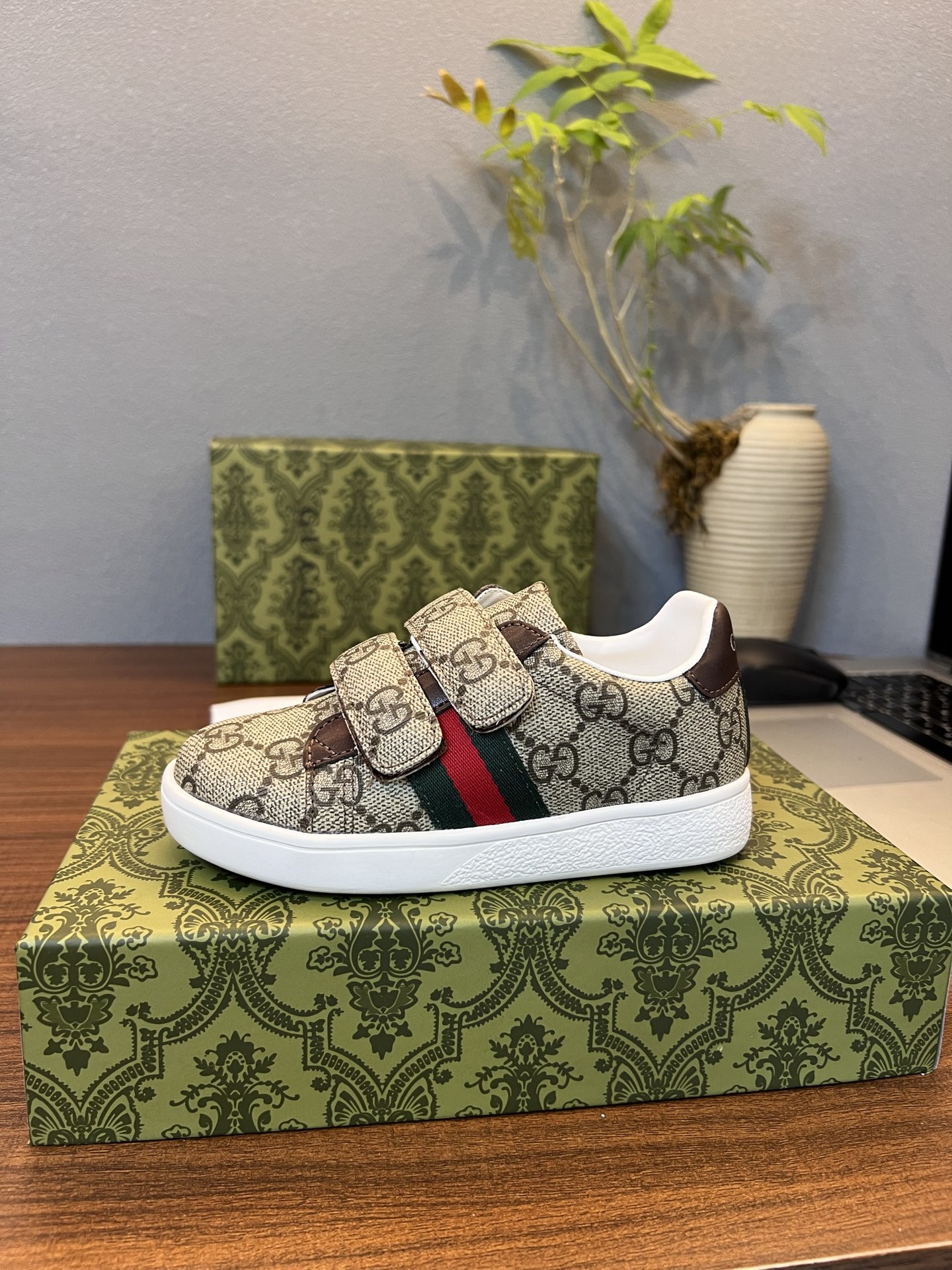 Children's shoes child